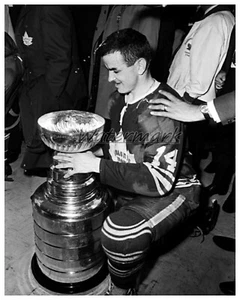 NHL 1967 Toronto Maple Leafs Dave Keon with Stanley Cup 8 X 10 Photo Picture - Picture 1 of 1