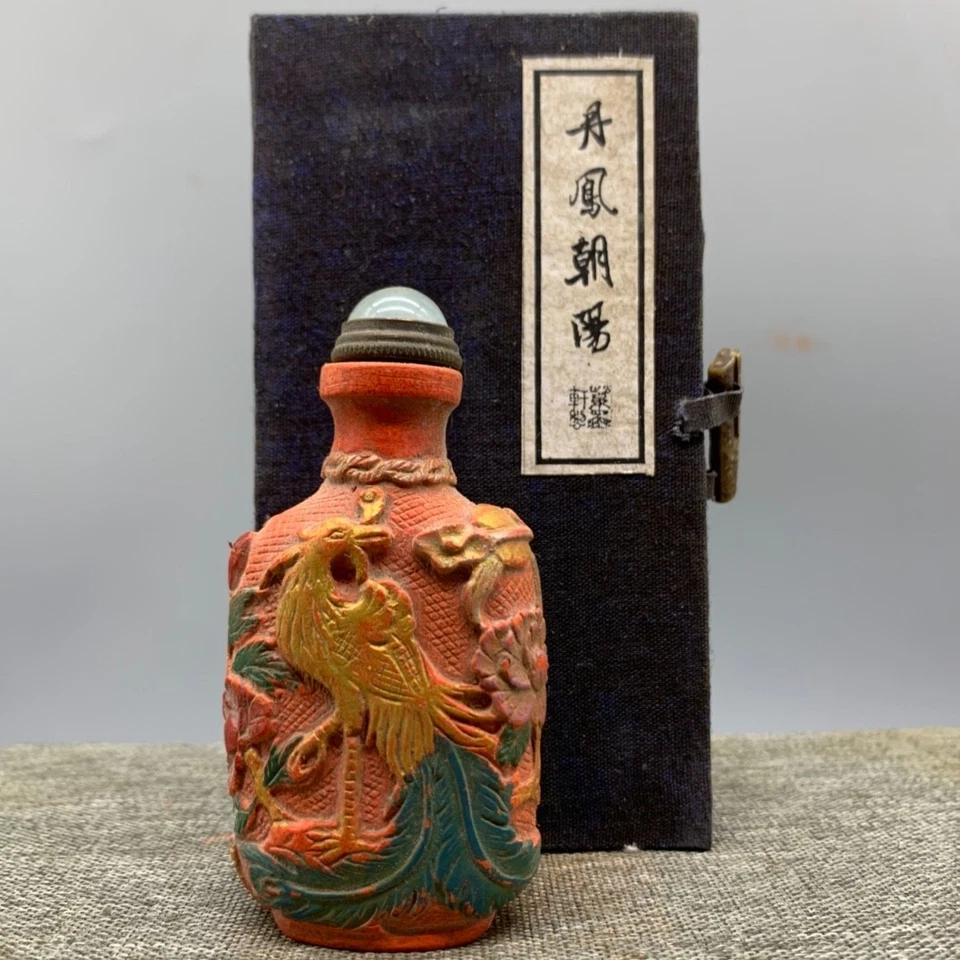 China cinabrio tallado pájaro fénix estatua pintura en botella de tabaco dorado con caja Foto 1 de 4