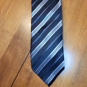 Corbata de seda Geoffrey Beene - negra con rayas plateadas - Imagen 1 de 3