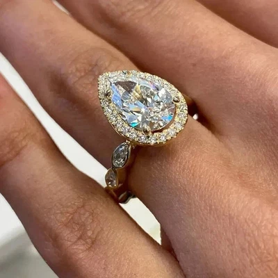 Anillo de compromiso con halo de diamantes cultivados en laboratorio corte pera de 3,50 quilates enchapado en oro amarillo de 14 quilates Foto 1 de 4