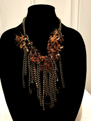 Hermosa cadena artesanal pesada sin cuello con encaje mezcla de colores, cuentas negras. Foto 1 de 4