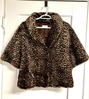 Capa para mujer Calvin Klein mediana imitación piel animal estampado gancho ojo manga corta Foto 1 de 4