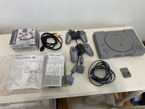 SONY PLAYSTATION MOD SCPH-5501 CON 2 MANDOS CABLES TARJETA DE MEMORIA Y 8 JUEGOS - Imagen 1 de 15
