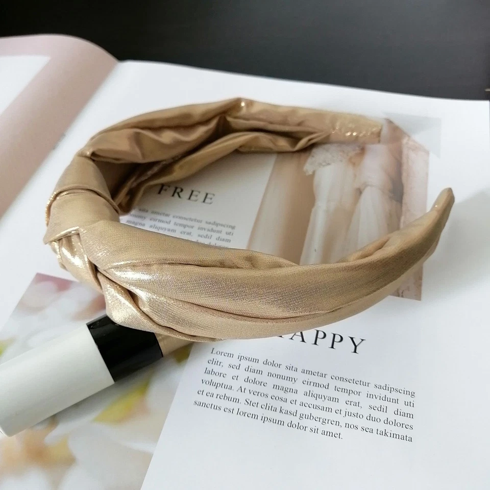 Elegante diadema dorada satinada elegante diseño torcido accesorio para el cabello Foto 1 de 1