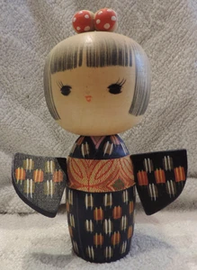 HÖLZERNE KOKESHI JAPANISCHE PUPPE FIGUR IN BLAUEM KIMONO MIT SCHLEIFE 6" GROSS SCHÖNER ZUSTAND - Bild 1 von 3