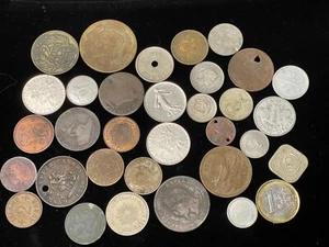 Lote de 33 monedas del mundo extranjero temprano algunas perforadas dañadas más mejores 062225 - Imagen 1 de 6