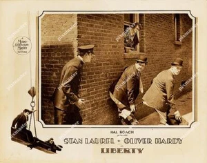 LAUREL AND HARDY in LIBERTY 1929 CATTURATI CON PANTALONI GIÙ 11 X 14 POSTER CARD - Foto 1 di 1