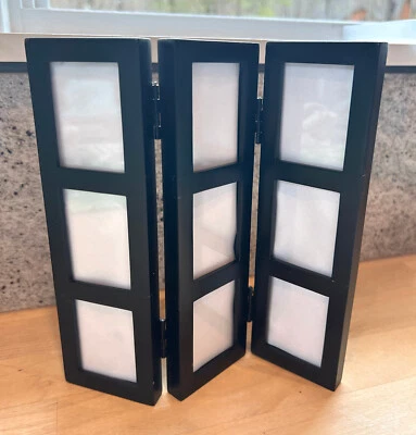 Marco de fotos Umbra Mini Shoji mesa de madera negra con capacidad para fotos de 1,5" x 2" (x9) Foto 1 de 4