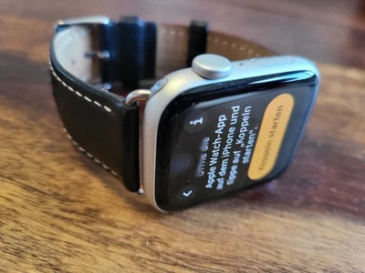 Apple Watch SE GPS (2021) Aluminium & Leder 44 mm Smartwatch *Sammlerstück!!* - Bild 1 von 4