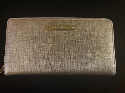 Cartera sin asas VINCE CAMUTO cremallera alrededor texturizada oro rosa Foto 1 de 4