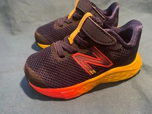 Correa de gancho y bucle de espuma fresca New Balance Kids Arishi talla 4 NUEVA - Imagen 1 de 10