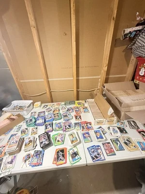 ENORME Lote de Tarjetas de Béisbol 1000+ Incluye 100s de Novatos Paralelos Salón de la Fama con Caja De Colección Foto 1 de 2