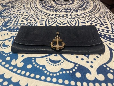 Cartera sin asas Juicy Couture de cuero azul con ancla Foto 1 de 4