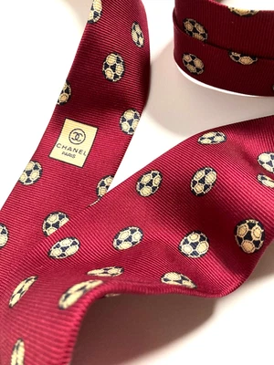 CHANEL VINTAGE BALÓN DE FÚTBOL FÚTBOL CORBATA DEPORTIVA CC COCO ALTA GAMA ITALIA ROJO Foto 1 de 4