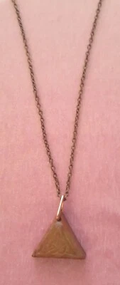 Collar de latón colgante triángulo celta artesanal Foto 1 de 4