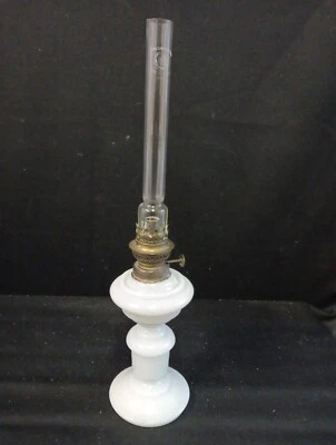 Ancienne lampe à pétrole en opaline Blanche H 51cm - Photo 1/4
