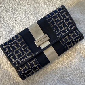 Tommy Hilfiger Trifold Checkbook Wallet Pockets Blue White Geometric Logo Womens - Picture 1 of 18