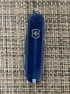 Navaja suiza Victorinox 58 mm clásica SD - ESCALA AZUL TRANSLÚCIDO - ¡Bonita! Foto 1 de 4