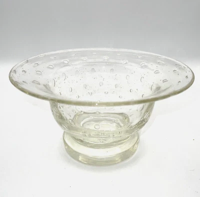 Southern Living at Home Tiny Bubbles Cuenco de vidrio transparente soplado a mano 4" de alto 7" de ancho Foto 1 de 4