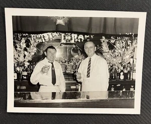 FOTO DE COLECCIÓN ENCONTRADA hombres camareros tomando una copa - Imagen 1 de 3