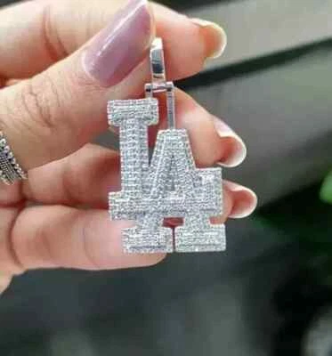 Colgante redondo de moissanita real personalizado con letras LA de 2,50 quilates enchapado en oro blanco de 14 quilates Foto 1 de 4