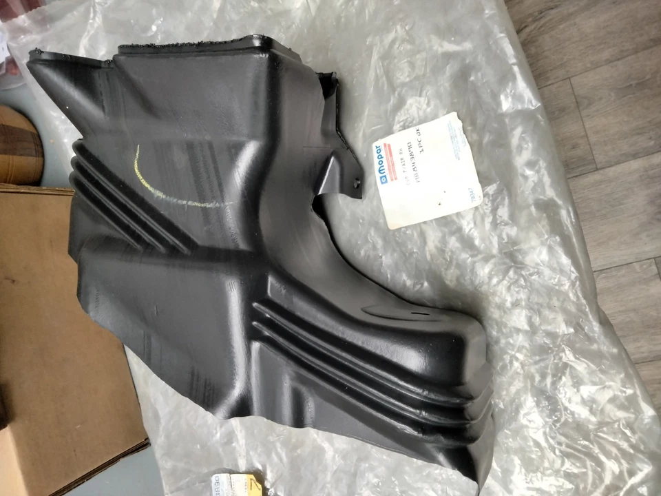 Conducto de aire intercooler Mopar/Mitsubishi NOS Rt. 92-93 capas. Garra láser y águila Foto 1 de 4