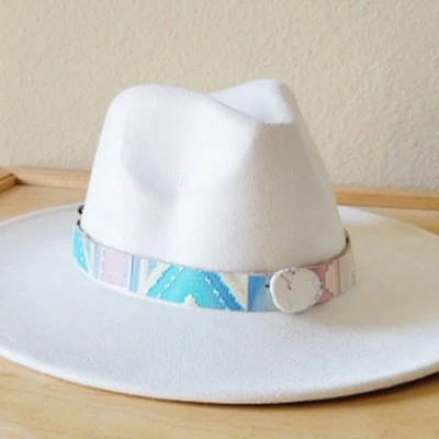 Banda para sombrero de cuero navajo pastel en relieve con losa turquesa blanca Foto 1 de 3