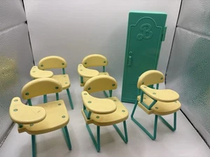 Mattel Barbie Estudiante Escolar 5 Sillas de Escritorio y Armario Muebles Juguete Aula - Imagen 1 de 3