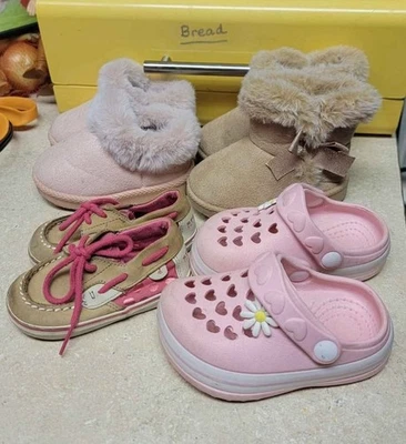 Lote (4) pares de zapatos para niños pequeños talla 4 Foto 1 de 4