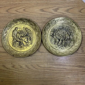 Vintage Brass Plates wall hangers.  Set Of 2.  Made in England - Picture 1 of 7