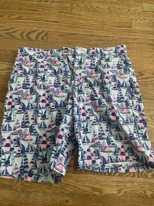EUC Vineyard Vines Shorts Men’s Sz 33 Sailboats - Picture 1 of 5