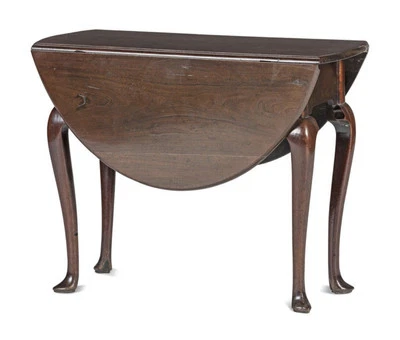 1750 年代桃花心木安女王雕刻和花纹落叶拖鞋脚餐桌 — 第 1/4 张图片