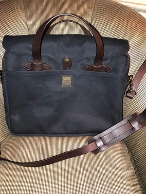 Maletín Filson Original Sarga Resistente con Correa para el Hombro-Color Azul Marino Foto 1 de 4