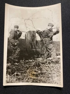 Atlantik Pressefoto Pionierbataillon Großdeutschland Aufstellen von Stacheldraht - Bild 1 von 5