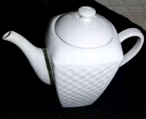 Tetera de porcelana cuadrada Roschee clásica blanca texturizada tejida cesta nueva sin etiquetas 32 oz - Imagen 1 de 18