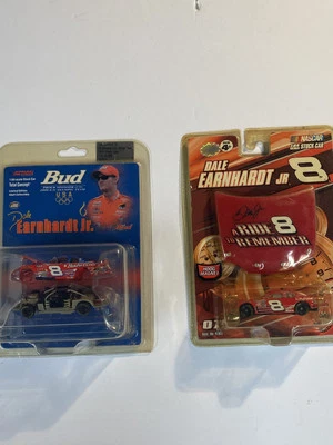 Dos coches de stock a escala 164 Dale Earnhardt Junior ganados hechos en 2001 hechos en 2007 Foto 1 de 4