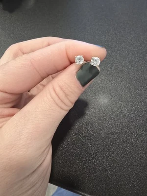 Aretes de oro blanco con diamantes de 1 quilate Foto 1 de 4