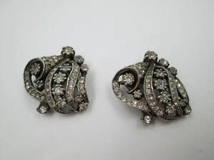 Pareja de broches / clips de vestir. Francia. Metal plateado y pedrería. 1910 - Imagen 1 de 5