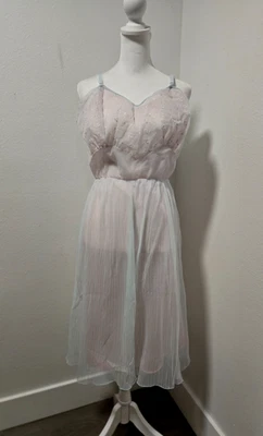 50-е БЛЕДНО-РОЗОВЫЙ И БЛЕДНО-ГОЛУБОЙ НЕЙЛОНОВЫЙ АККОРДЕОН СО СКЛАДКАМИ И ЦВЕТОЧНОЙ ВЫШИВКОЙ ПОЛНЫЙ СЛИП - Изображение 1 из 4