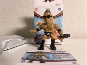 Tarjeta de figura de acción The Loyal Subjects WWE The Rock con gafas de sol y micrófono - Imagen 1 de 11