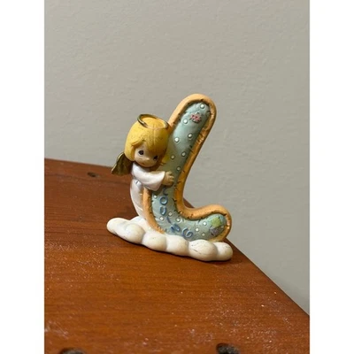Estatueta Precious Moments Angel Hugging Letter L "Love You" base nuvem 2002 - Imagem 1 de 2