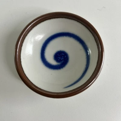 Cuenco de inmersión japonés Kotobuki hecho en Japón, baratija de gres blanco azul pequeño Foto 1 de 4