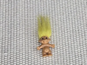 Vintage Russ gelbe Haare Good Luck Troll Puppe Spielzeug Figur 1 Zoll - Bild 1 von 4