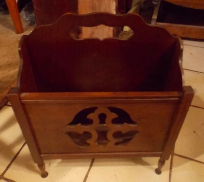 Mid Century Walnut Magazine Rack  Foto 1 de 4