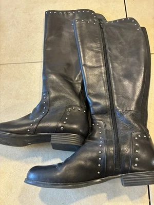 Isaac Mizrahi Live! Botas hasta la rodilla de cuero negras con tachuelas plateadas 7,5 para mujer Foto 1 de 4