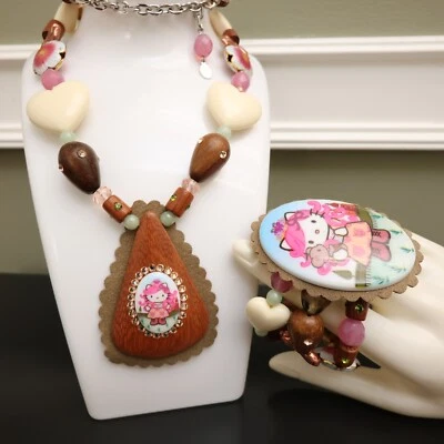 Tarina Tarantino Conjunto de Joyería Hello Kitty Cabeza Rosa Collar y Pulsera Bohemia Foto 1 de 4