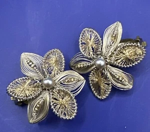 Pendientes con clip de alambre de filigrana de metal tono dorado Alemania cuentas florales de perlas de imitación - Imagen 1 de 5