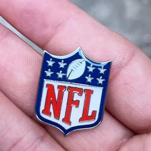 FABELHAFTE NFL NATIONAL FOOTBALL LEAGUE LOGO FOOTBALL ANSTECKNADEL... - Bild 1 von 2