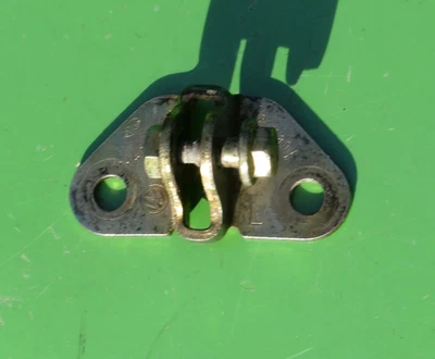 PLACA DE MONTAJE DE PESTILLO DE VERIFICACIÓN DE PUERTA TRASERA VOLKSWAGEN JETTA 93-99 1H4-839-281 OEM GOLF Foto 1 de 4