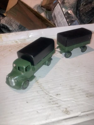 Camión Dinky Austin vintage de los años 50 con remolque con barra de tracción recién restaurado. Foto 1 de 4